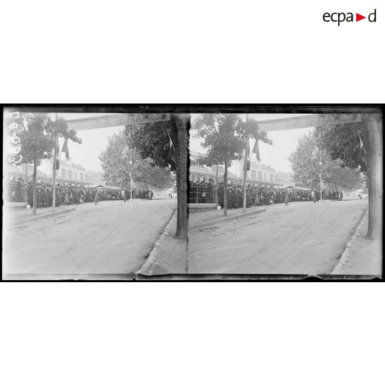 Evian-les-Bains, retour des rapatriés. Devant la gare. [légende d'origine]