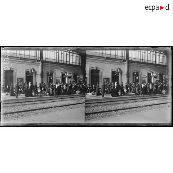 Evian-les-Bains, rapatriés attendant le départ pour l'intérieur. [légende d'origine]