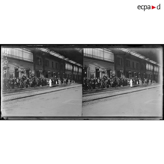 Evian-les-Bains, rapatriés attendant le départ pour l'intérieur. [légende d'origine]