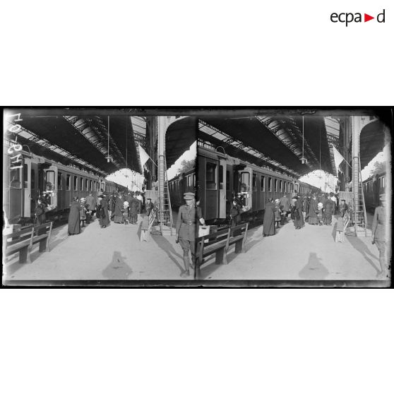 Evian-les-Bains, arrivée de rapatriés. Arrivée du train de Suisse. [légende d'origine]