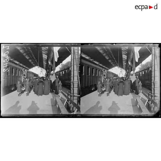 Evian-les-Bains, arrivée de rapatriés. Arrivée du train de Suisse. [légende d'origine]