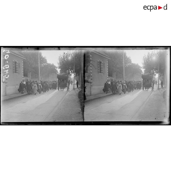 Evian-les-Bains, les rapatriés dans les rues. [légende d'origine]