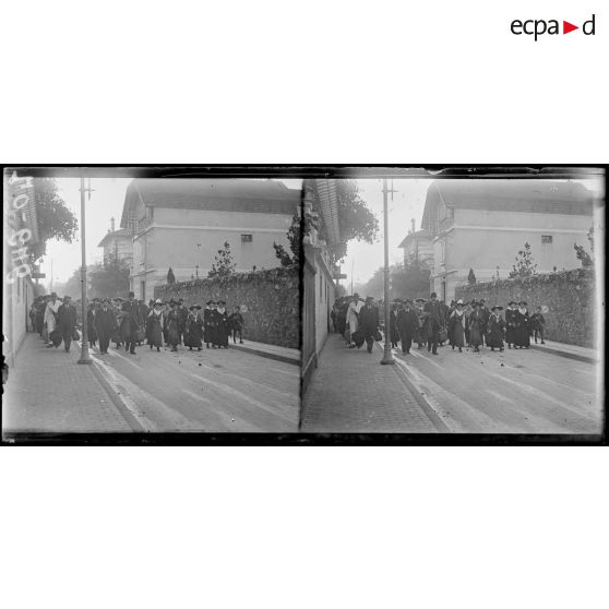 Evian-les-Bains, les rapatriés dans les rues. [légende d'origine]