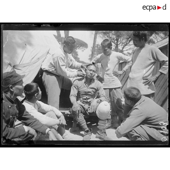 Valescure. Camp d'annamites. Le coiffeur. [légende d'origine]
