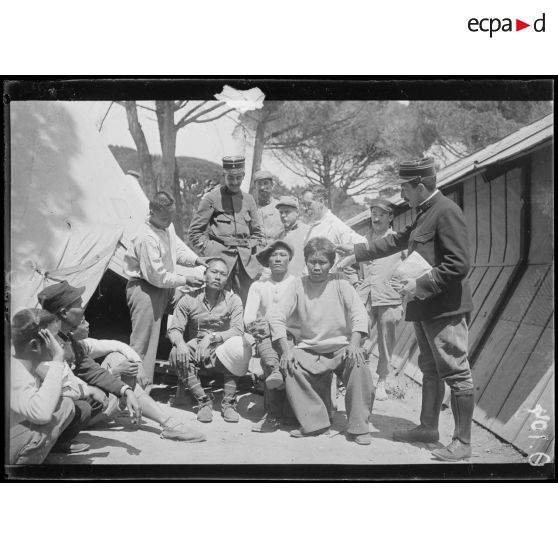 Valescure. Camp d'annamites. Le coiffeur. [légende d'origine]