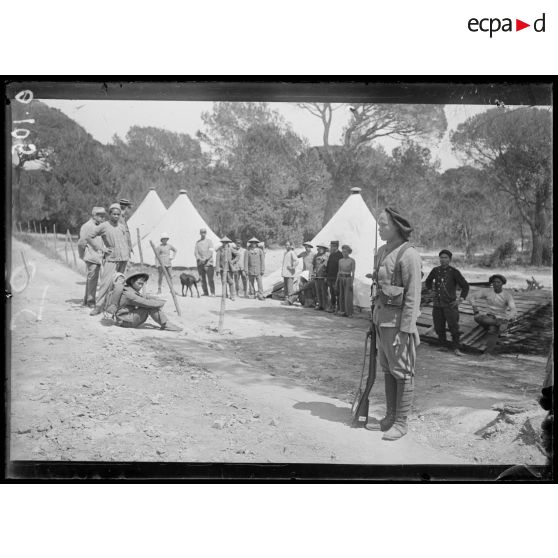 Valescure. Camp d'annamites. La sentinelle. [légende d'origine]