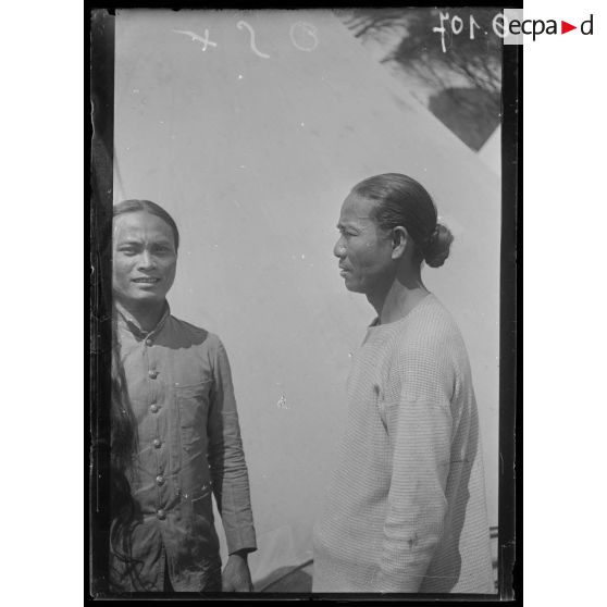 Valescure. Camp d'annamites. Annamites autorisés à porter les cheveux longs en signe de deuil. [légende d'origine]