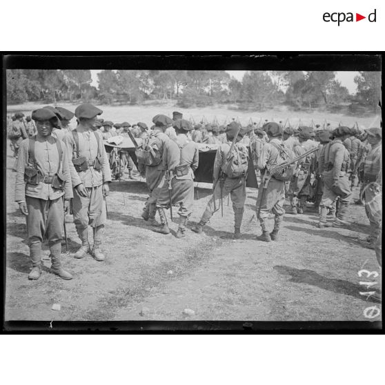 Valescure. Var. Tonkinois. Le montage des tentes. [légende d'origine]