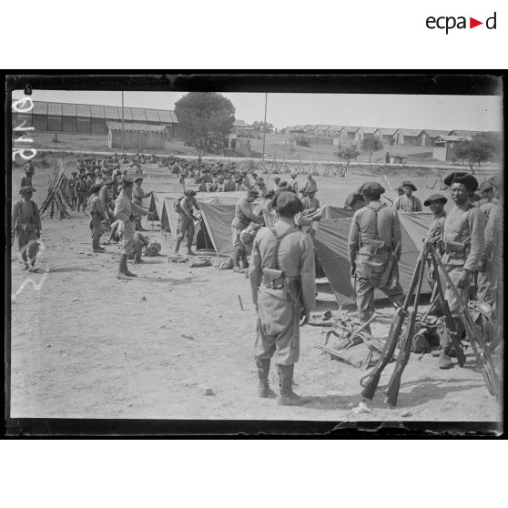 Valescure. Var. Tonkinois. Le montage des tentes. [légende d'origine]