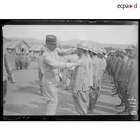 Valescure. Var. Tonkinois. Distribution des casques. [légende d'origine]