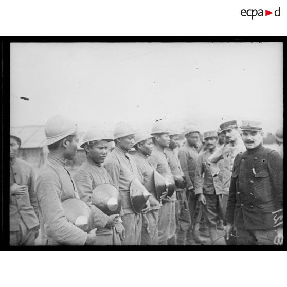 Valescure. Var. Tonkinois. Distribution des casques. [légende d'origine]