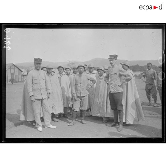 Valescure. Var. Tonkinois. Distribution de pélerines contre le froid. [légende d'origine]