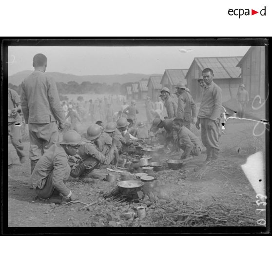 Valescure. Var. Tonkinois. Les cuisines. [légende d'origine]