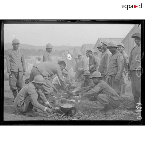 Valescure. Var. Tonkinois. Les cuisines. [légende d'origine]