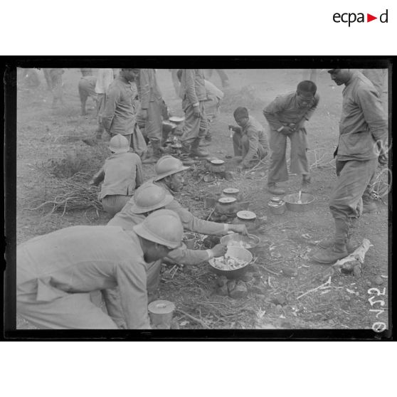 [Des soldats Tonkinois préparent le repas dans le camp militaire de Valescure, dans le Var.]