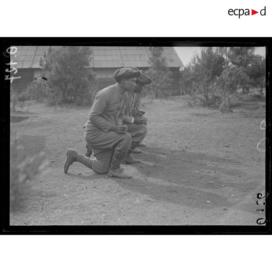 Valescure. Tonkinois. La prière. [légende d'origine]