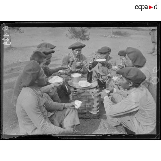 Valescure. Tonkinois. Le repas. [légende d'origine]