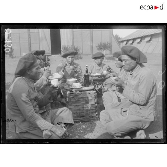 [Des soldats Tonkinois sont réunis autour d'un repas, dans le camp militaire de Valescure, dans le Var.]