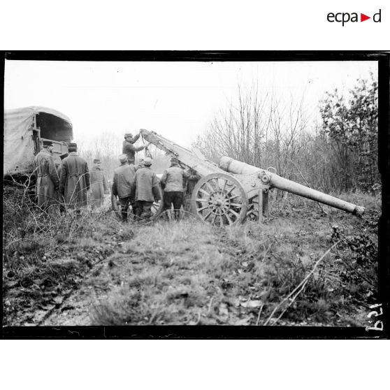 Mise en batterie de canon de 120 mm long. [légende d'origine]