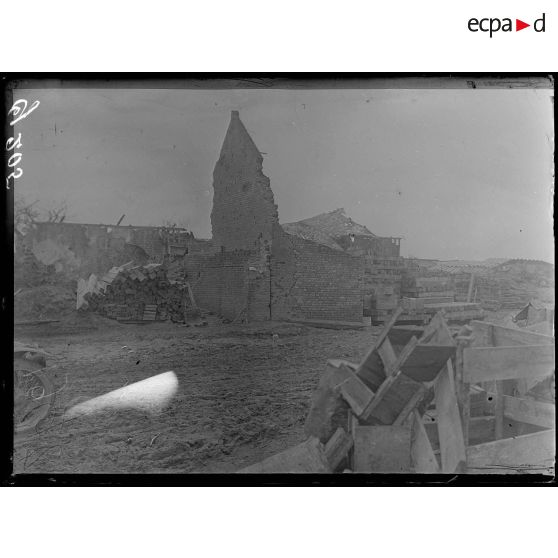 Becquincourt, un coin du village. A droite une réserve de matériel de tranchées. [légende d'origine]