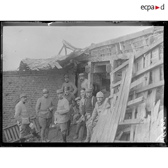 Becquincourt, poste de secours dans les ruines d'une maison. [légende d'origine]