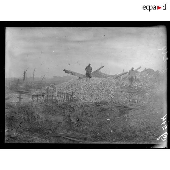 Estrées, ce qui reste de l'église et du cimetière. [légende d'origine]