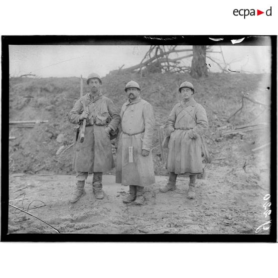 Au bois des Satyres, soldats revenant de la première ligne. [légende d'origine]