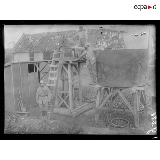 Foucaucourt, pompe à moteur pour l'alimentation des troupes en eau. [légende d'origine]