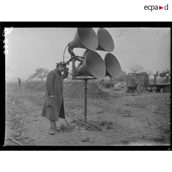 Villers-Bretonneux, appareil poste d'écoute contre avions et lunette. [légende d'origine]