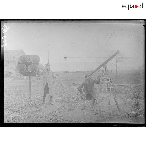 Villers-Bretonneux, appareil poste d'écoute contre avions et lunette. [légende d'origine]