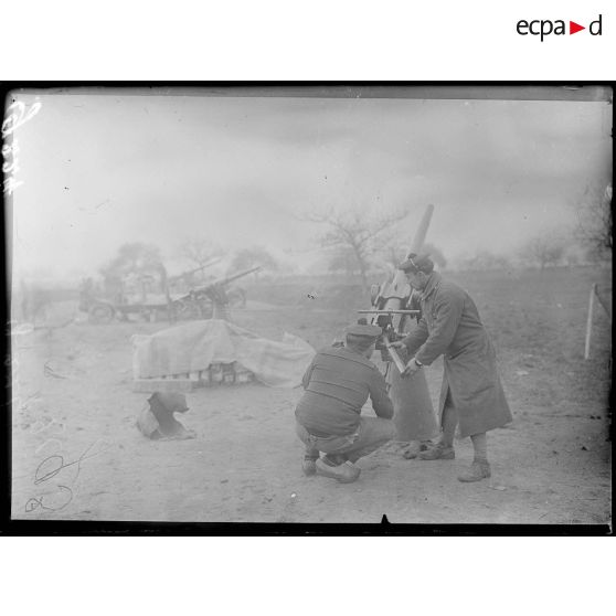 Villers-Bretonneux, près de la route de Saint-Quentin, canons de 47 contre avions. [légende d'origine]