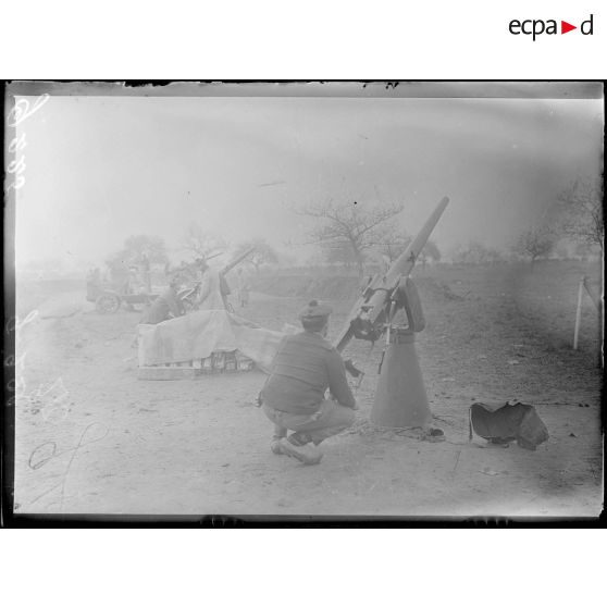 Villers-Bretonneux, près de la route de Saint-Quentin, canons de 47 contre avions. [légende d'origine]