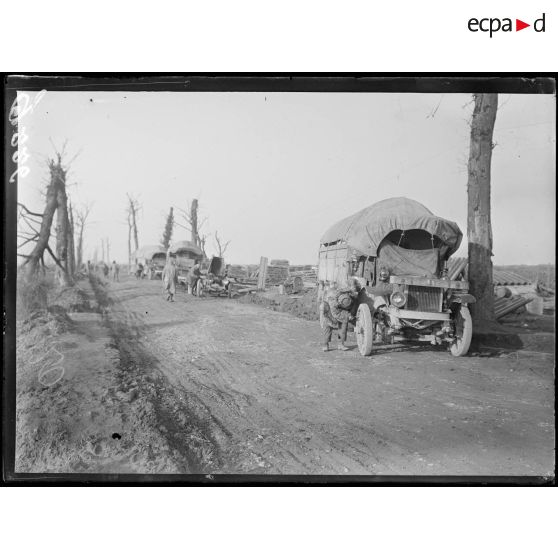Sur la route de Saint-Quentin, près du bois des Satyres, dépôt de matériels de tranchée amenés par auto-camions. [légende d'origine]