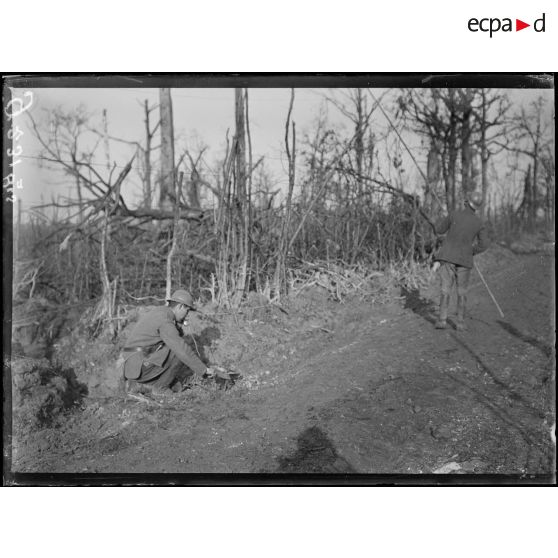 Au bois de Deniécourt, téléphonistes au travail. [légende d'origine]