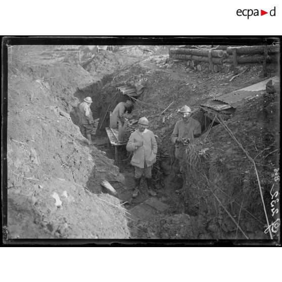 Au bois de Deniécourt, lignes téléphoniques le long d'un boyau. [légende d'origine]