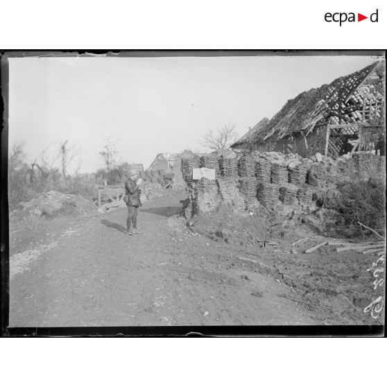 Foucaucourt, l'entrée du village et ses défenses. [légende d'origine]