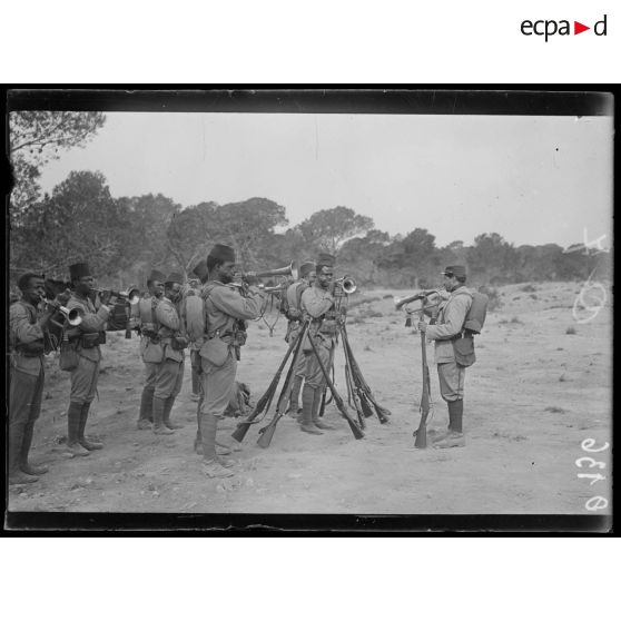 Saint Raphaël. Sénégalais. Les clairons. [légende d'origine]