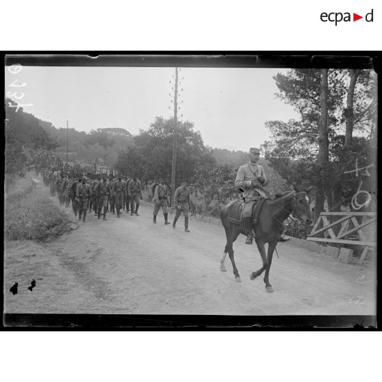 Saint Raphaël. Sénégalais. Retour d'exercice. [légende d'origine]