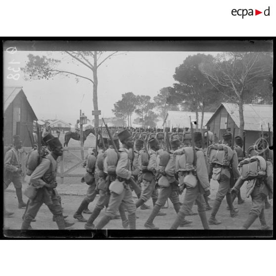 Saint Raphaël. Sénégalais rentrant au camp. [légende d'origine]