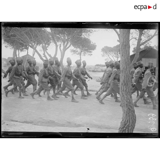 Saint Raphaël. Sénégalais rentrant au camp. [légende d'origine]