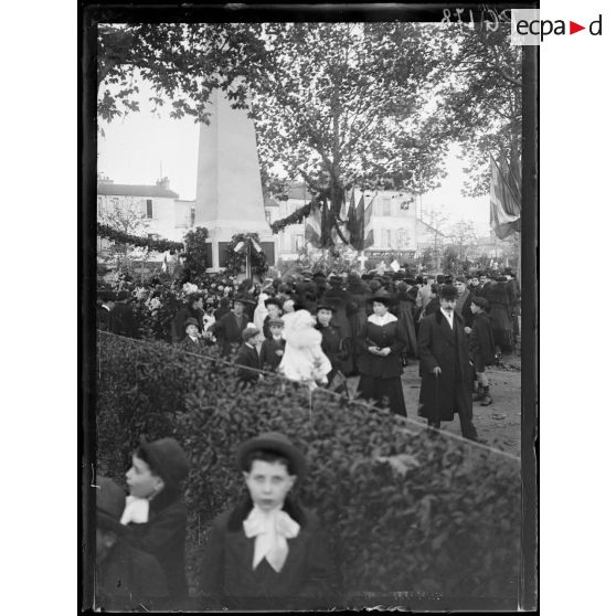 Cimetière de Pantin. Seine. La foule dans le cimetière le jour de la Toussaint. [légende d'origine]