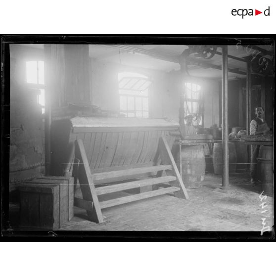 Furnes, Belgique, fabrique d'utilisation des chevaux tués. Fabrique de saucisses.<br> [légende d'origine]