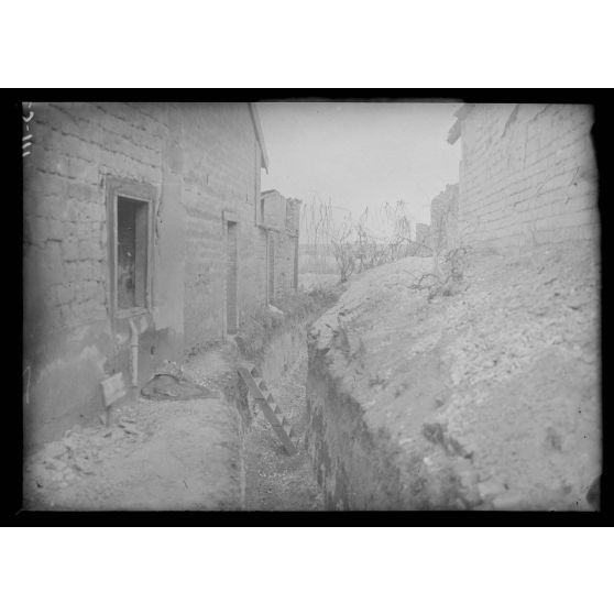 La Neuvillette, Marne, boyau traversant le village. [légende d'origine]