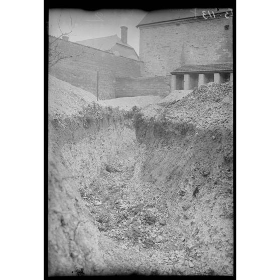 La Neuvillette, Marne, boyau traversant le village. [légende d'origine]