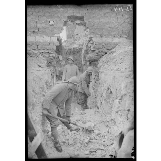 La Neuvillette, Marne, construction d'un boyau dans le village par des soldats du 410e RI. [légende d'origine]