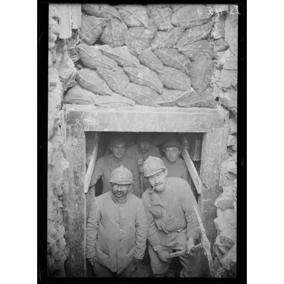 La Neuvillette, Marne, boyau passant sous une route. [légende d'origine]