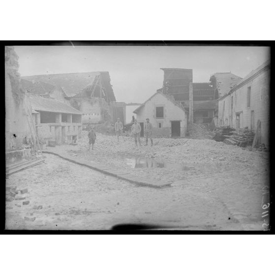 La Neuvillette, Marne, intérieure d'une ferme en ruines. [légende d'origine]