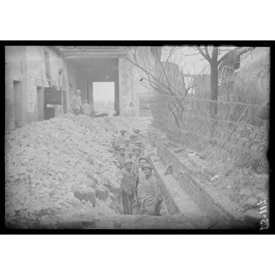 La Neuvillette, Marne, arrivée d'un boyau devant le poste de secours. [légende d'origine]