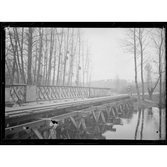 Région de Breuil-sur-Vesle, Marne, voie de 0,60 traversant la Vesle et se dirigeant vers le bois des Venteaux. [légende d'origine]