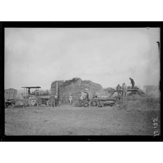 Région de Breuil-sur-Vesle, Marne, soldats battant du blé. [légende d'origine]